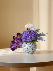 Ramo de violetas susurrantes de amaranto 