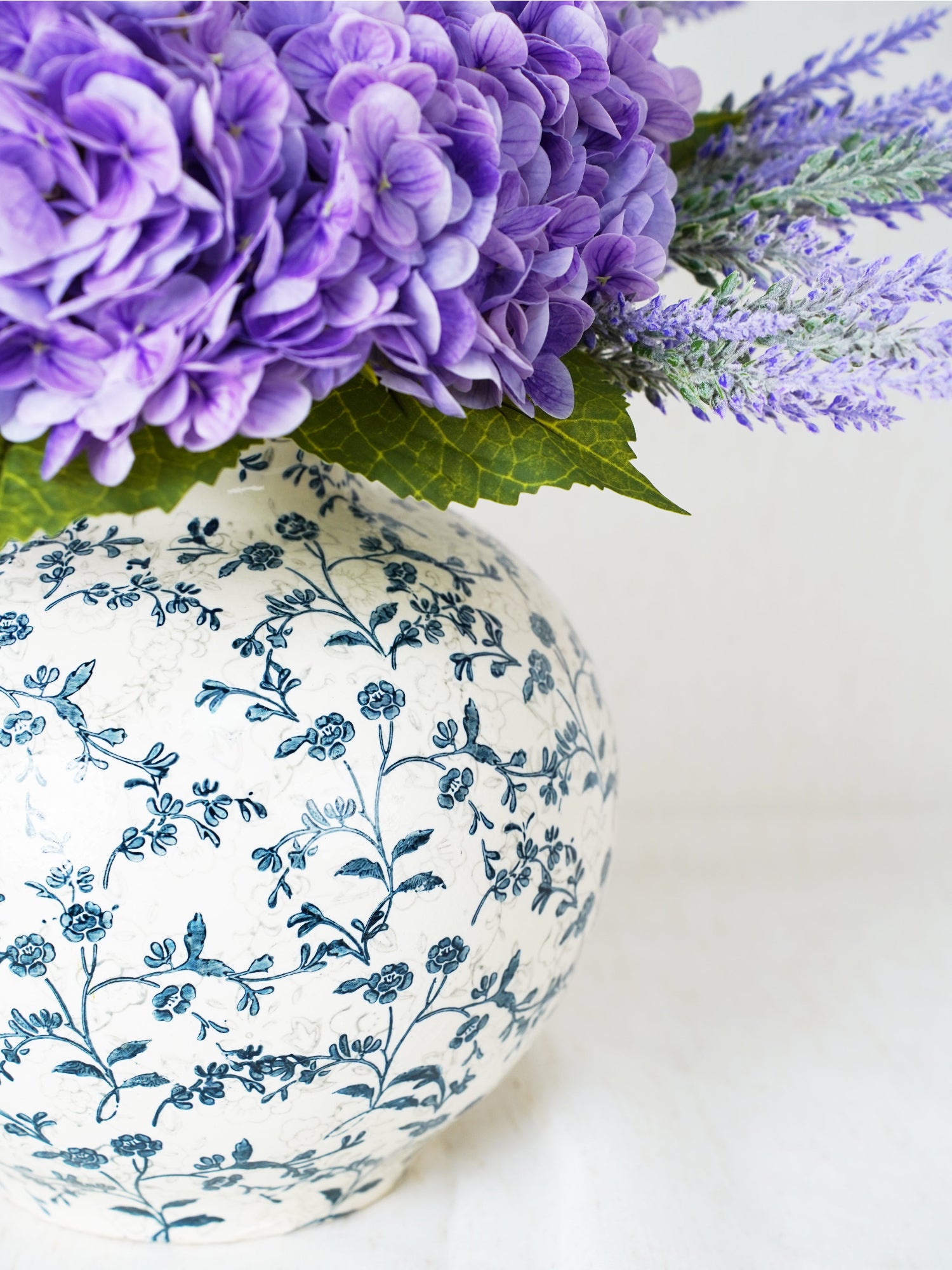 Ramo de violetas susurrantes de amaranto 