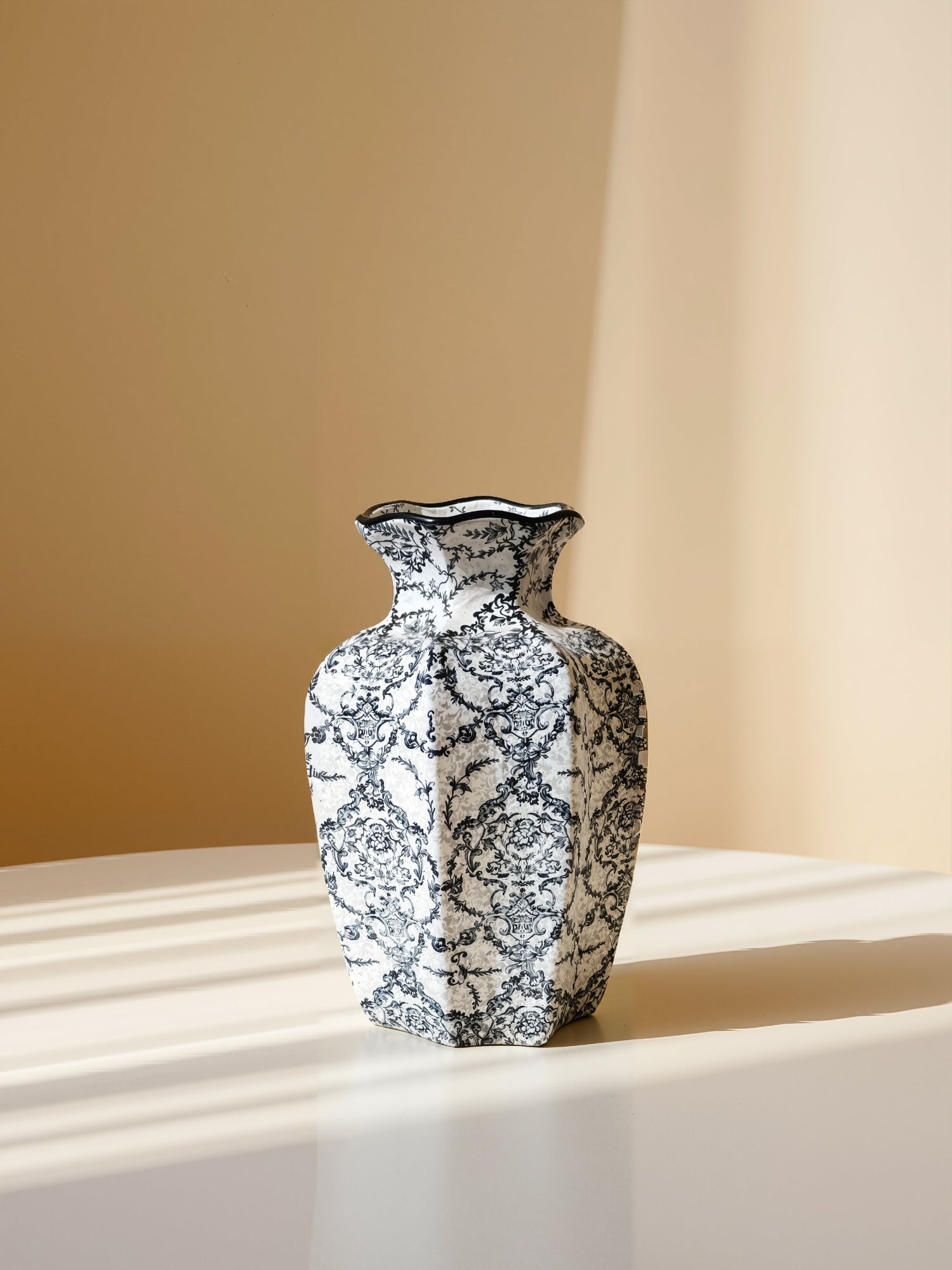 Jarrón Amaranton de 9" con balaustre festoneado chinoiserie azul 