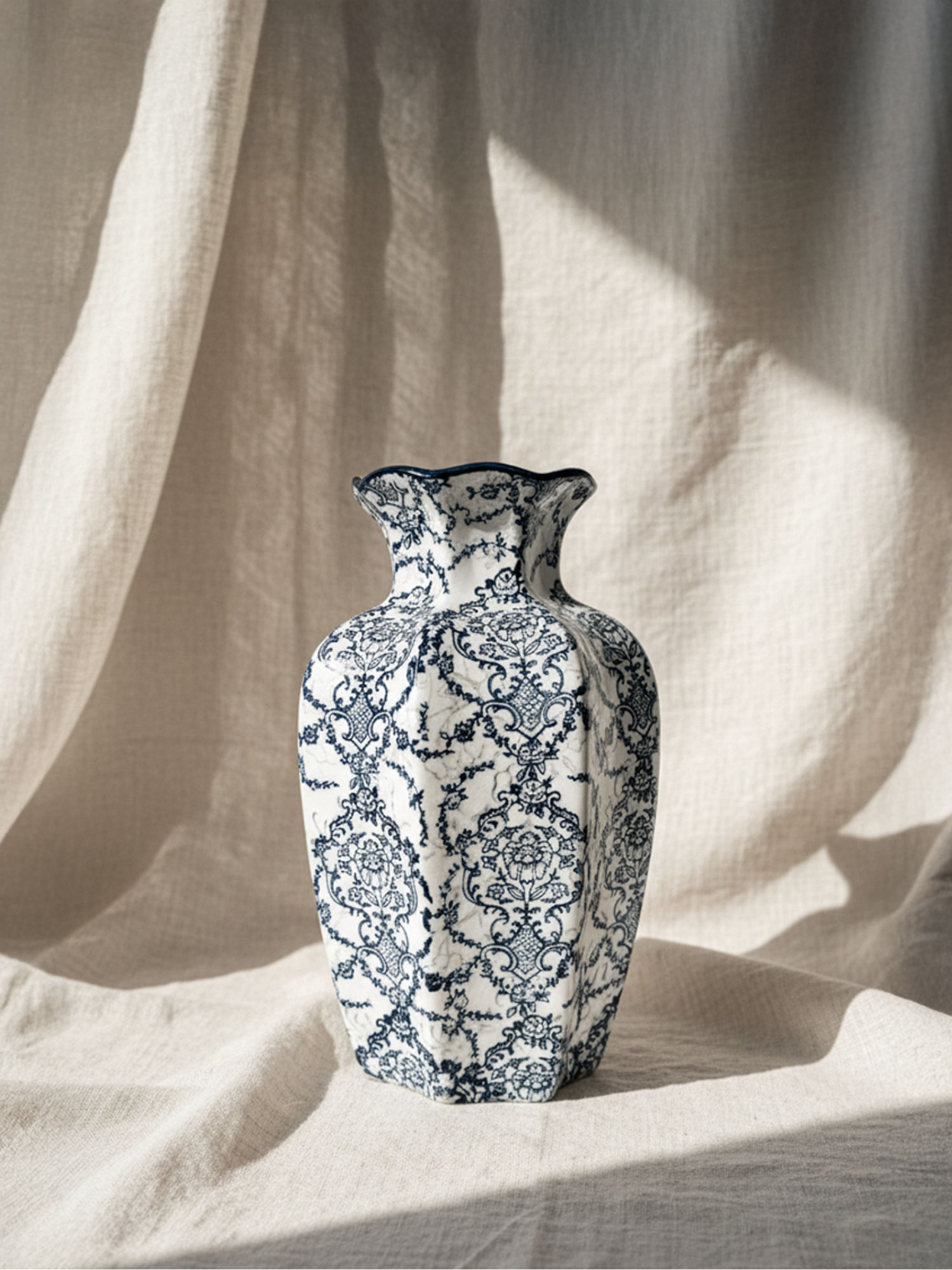 Jarrón Amaranton de 9" con balaustre festoneado chinoiserie azul 