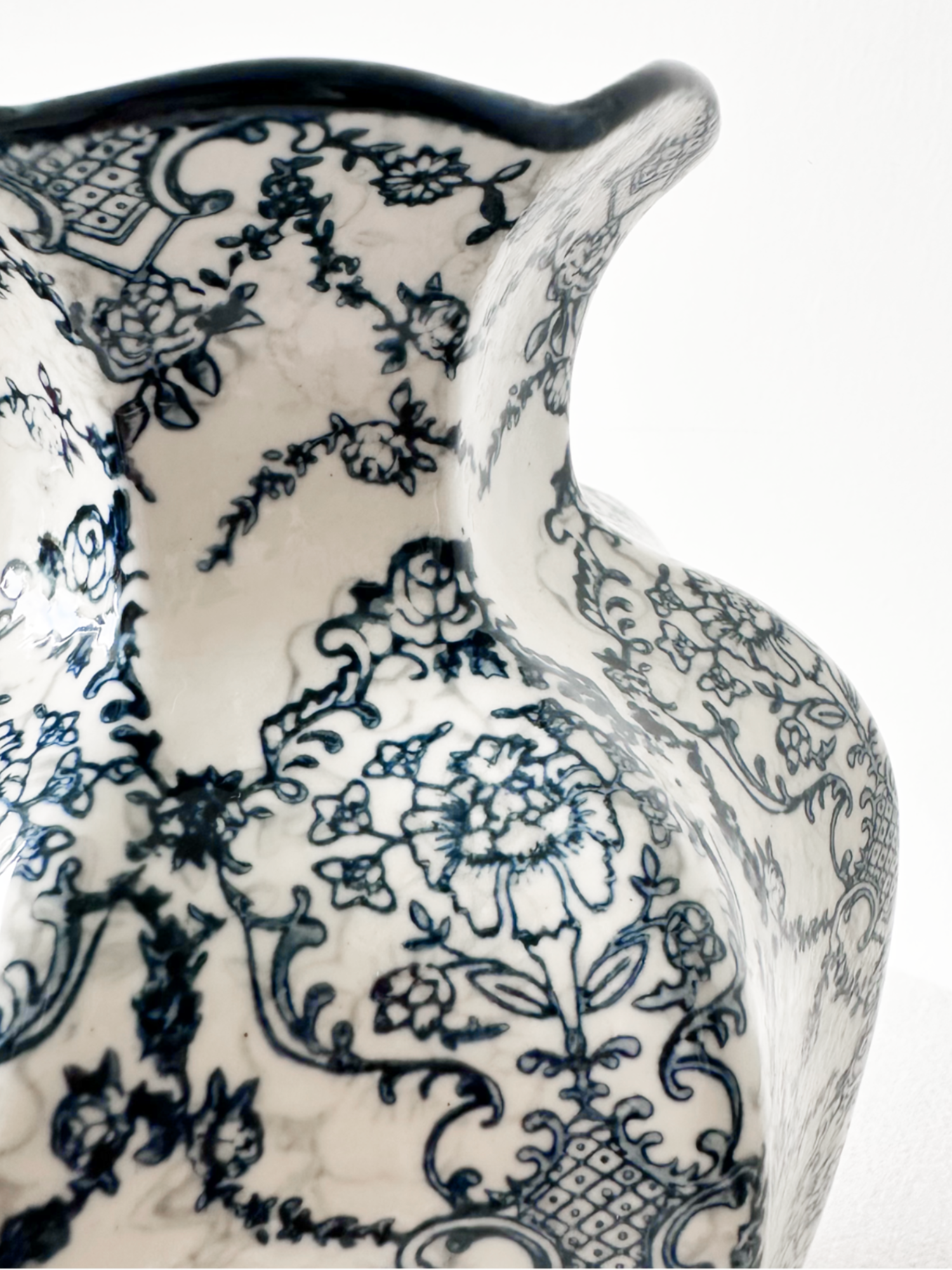 Jarrón Amaranton de 9" con balaustre festoneado chinoiserie azul 