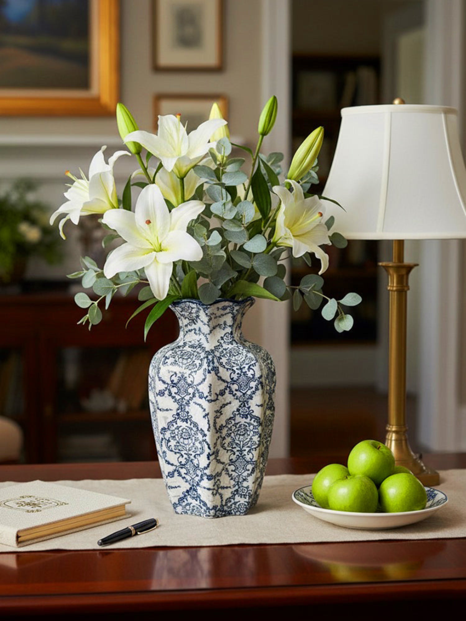 Jarrón Amaranton de 9" con balaustre festoneado chinoiserie azul 