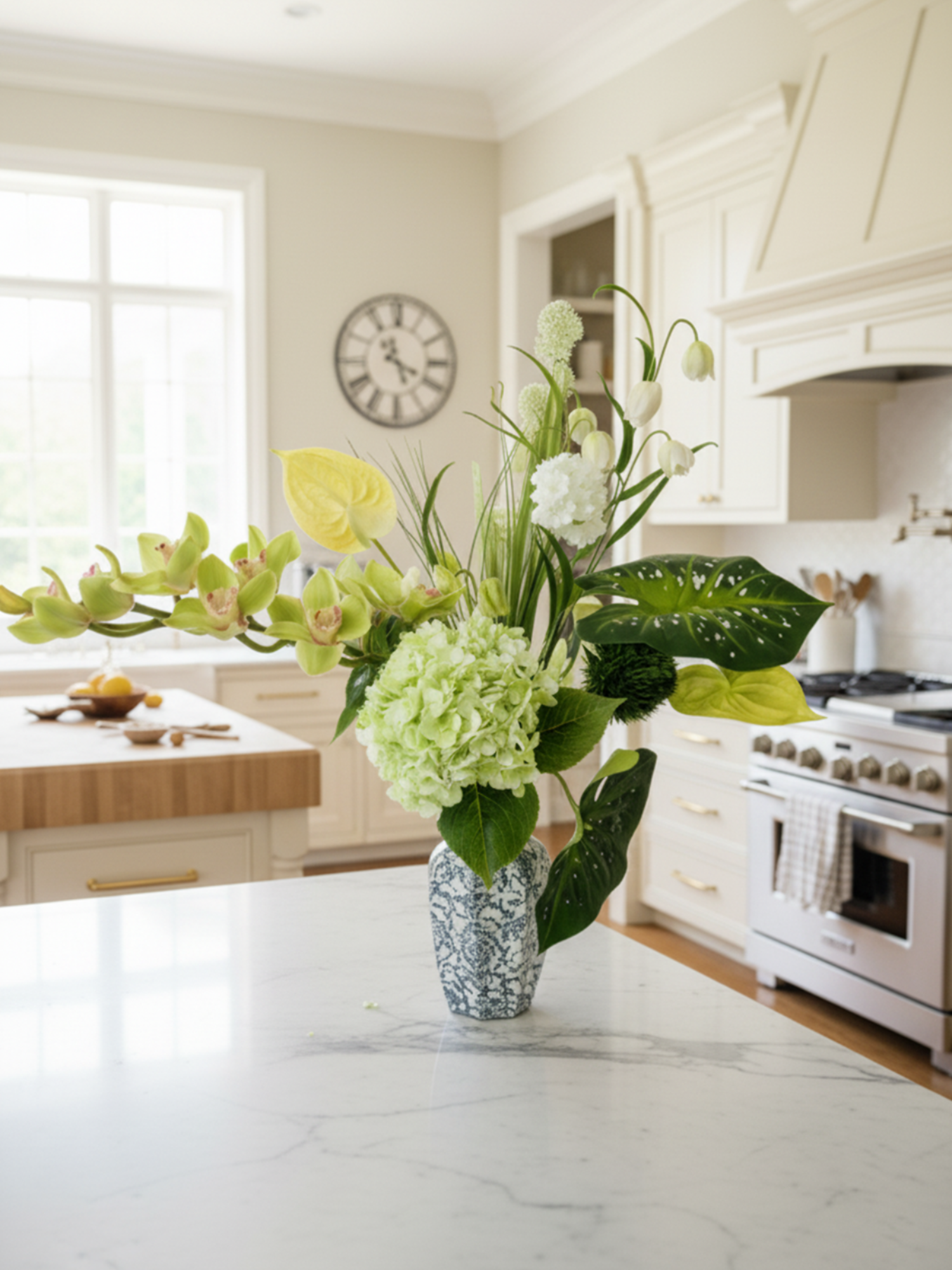 Jarrón Amaranton de 9" con balaustre festoneado chinoiserie azul 