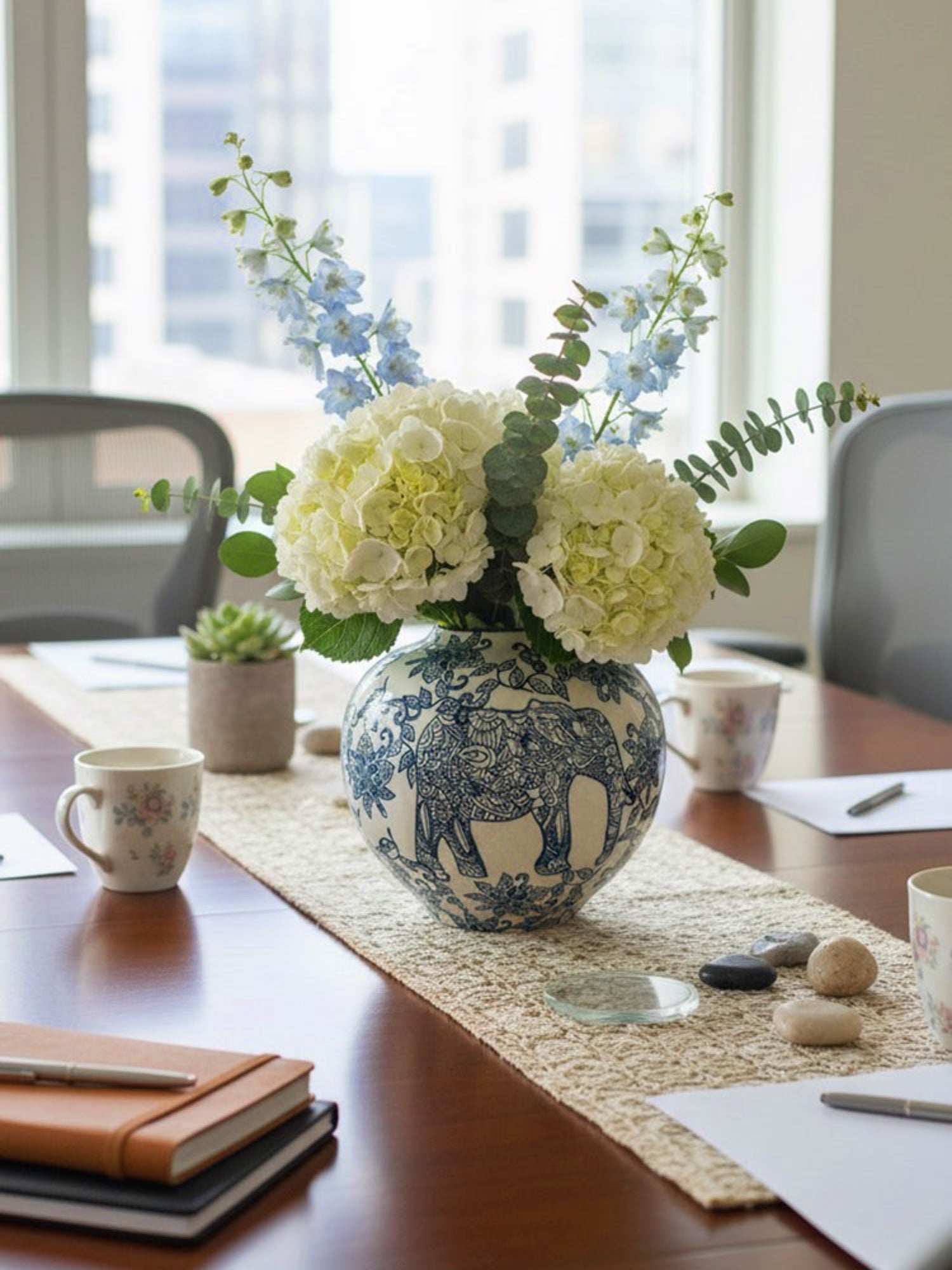 Tarro de jengibre con forma de elefante azul y blanco de 7" de Amaranton 