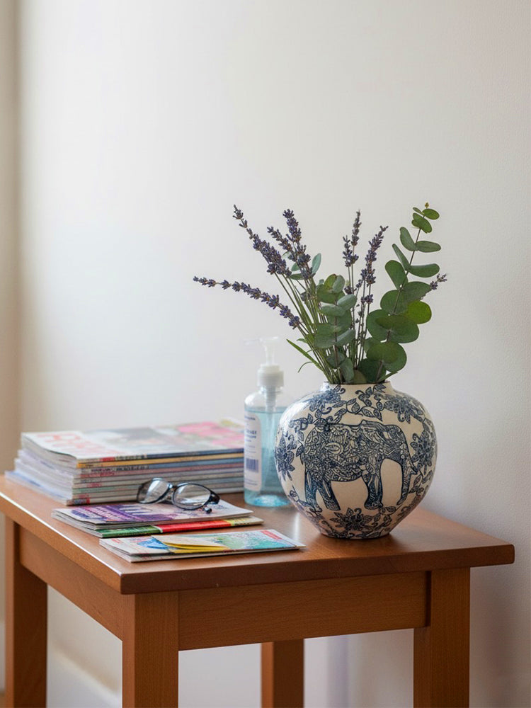 Tarro de jengibre con forma de elefante azul y blanco de 7" de Amaranton 