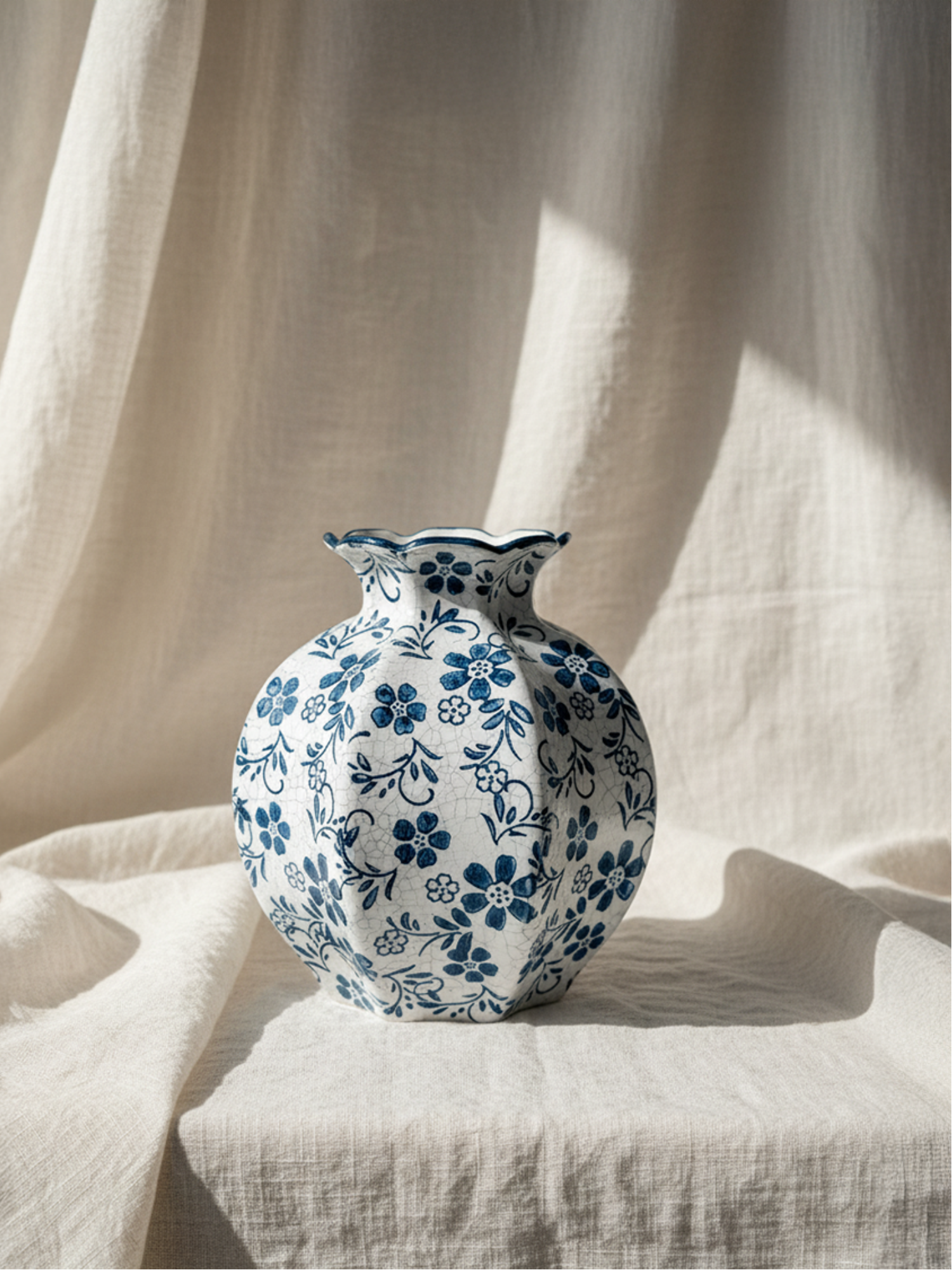 Jarrón festoneado Amaranton de 18 cm con diseño de prado índigo 