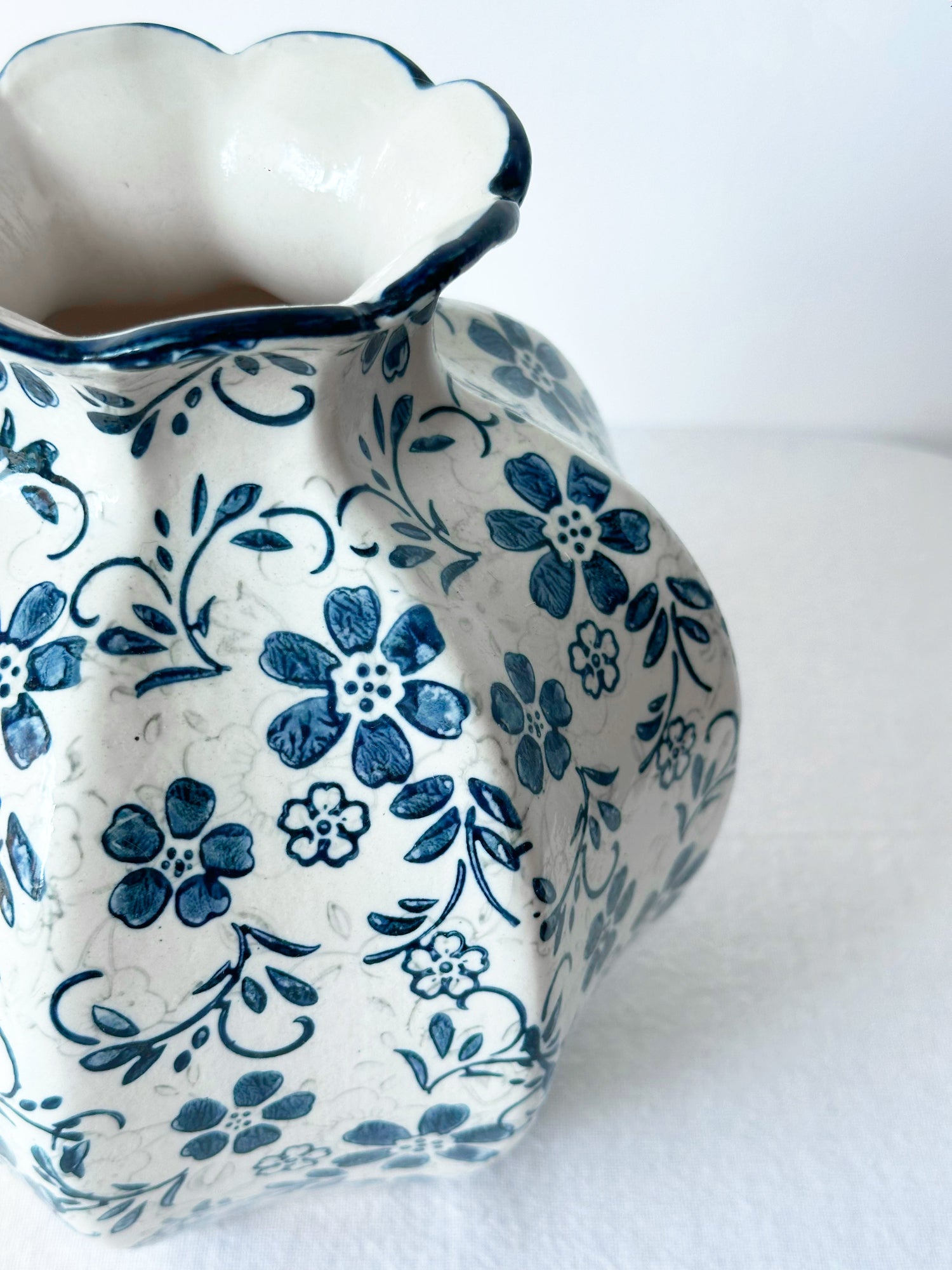 Jarrón festoneado Amaranton de 18 cm con diseño de prado índigo 