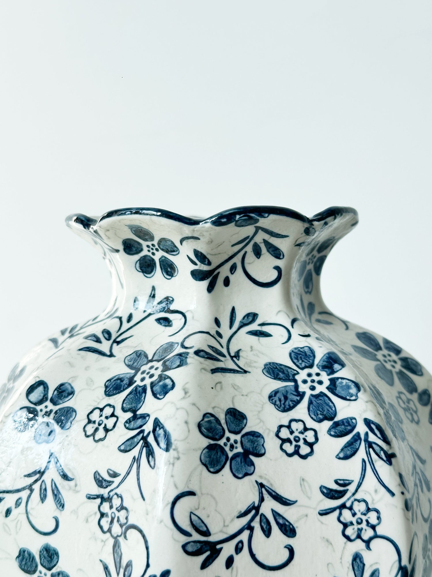 Jarrón festoneado Amaranton de 18 cm con diseño de prado índigo 